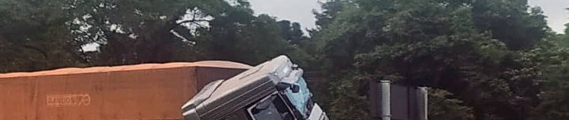 Acidente envolveu três caminhões e uma moto e deixou o trânsito complicado no Contorno Sul. Foto: Reprodução/WhatsApp.