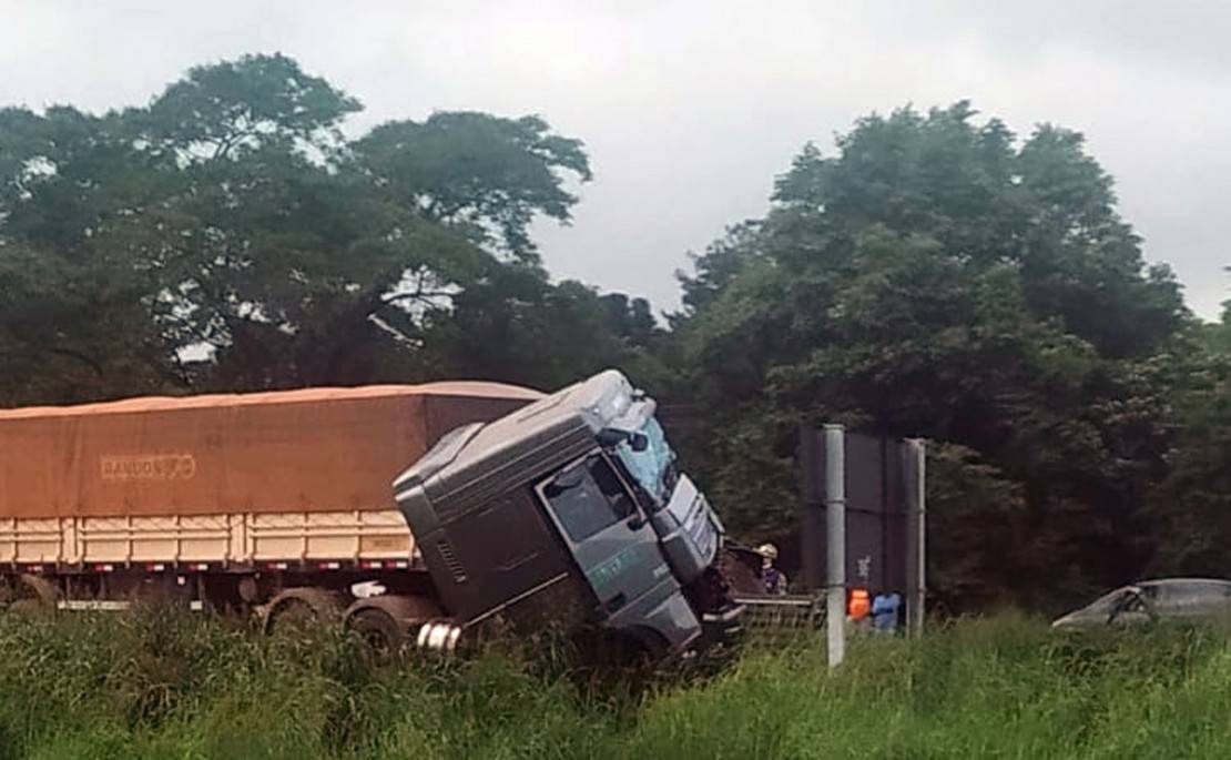 Acidente envolveu três caminhões e uma moto e deixou o trânsito complicado no Contorno Sul. Foto: Reprodução/WhatsApp.