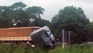 Acidente envolveu três caminhões e uma moto e deixou o trânsito complicado no Contorno Sul. Foto: Reprodução/WhatsApp.