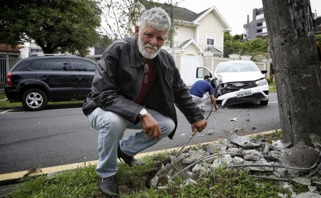 Mário caminhava tranquilo pela rua quando ouviu a pancada do acidente..Foto: André Rodrigues/Tribuna do Paraná.