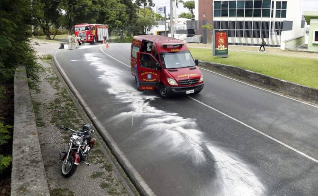 Local onde ocorreu o acidente é complicado. Foto: Lineu Filho/Tribuna do Paraná.