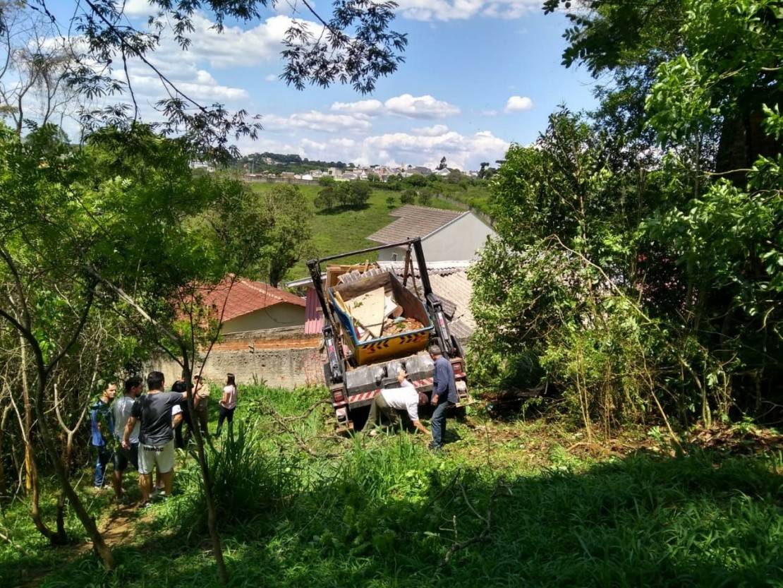 Caminhão que invadiu residência no Pilarzinho. Foto: Gerson Klaina / Tribuna do Paraná