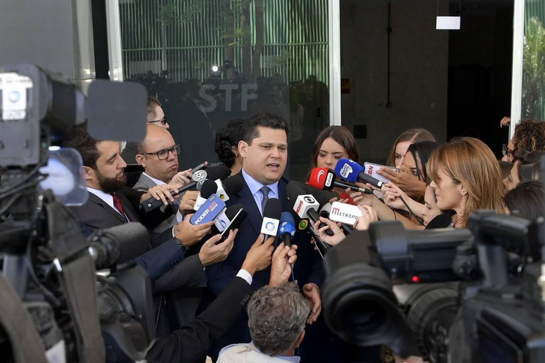 Presidente do Senado Federal, senador Davi Alcolumbre (DEM-AP), concede entrevista após participar de audiência com o presidente do Supremo Tribunal Federal (STF), Ministro Dias Toffoli. Foto: Marcos Brandão/Senado Federal