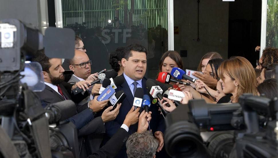 Presidente do Senado Federal, senador Davi Alcolumbre (DEM-AP), concede entrevista após participar de audiência com o presidente do Supremo Tribunal Federal (STF), Ministro Dias Toffoli. Foto: Marcos Brandão/Senado Federal