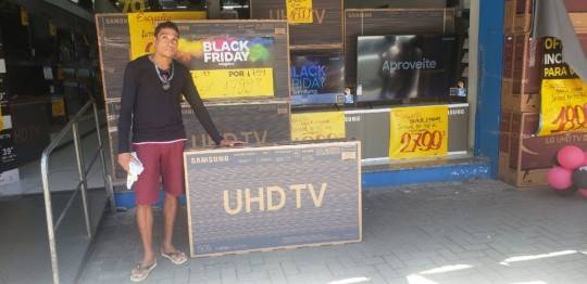 Cozinheiro Gilson Bandeira Santos economizou R$ 400 na compra da TV na Black Friday. Foto: Gustavo Marques / Tribuna do Paraná