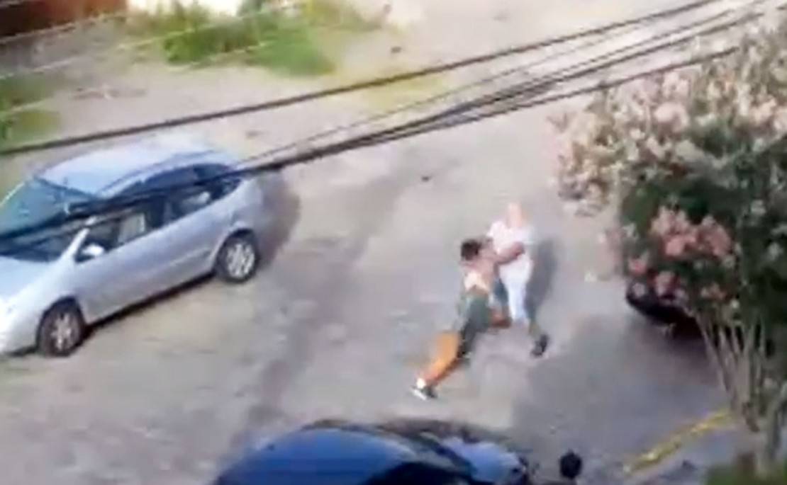 Flagra mostra briga entre o motorista de ônibus e outro homem, no bairro Jardim Botânico, em Curitiba. Foto: Reprodução.