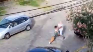 Flagra mostra briga entre o motorista de ônibus e outro homem, no bairro Jardim Botânico, em Curitiba. Foto: Reprodução.