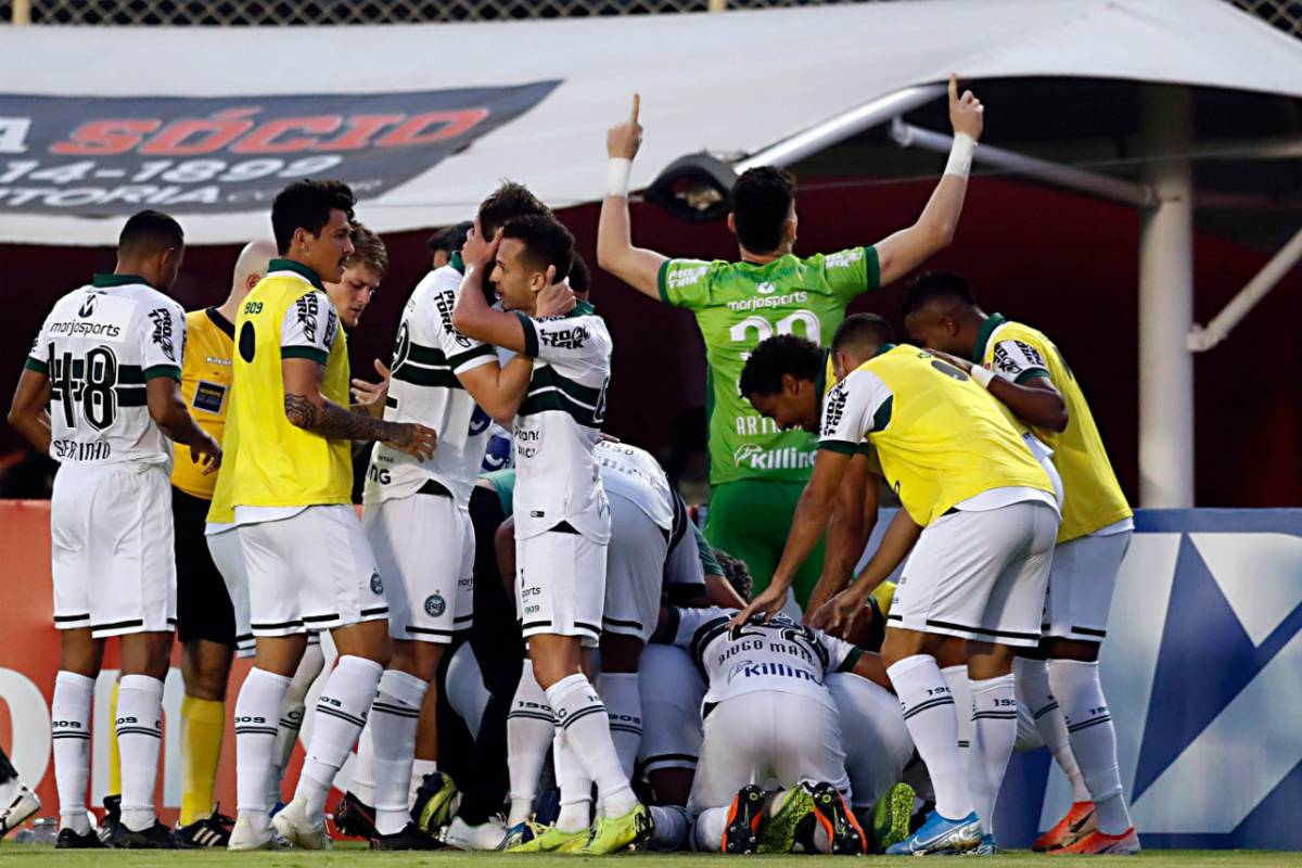 Coritiba comemora o gol de Wanderley em Salvador, que garantiu a volta do time à elite. Foto: Albari Rosa