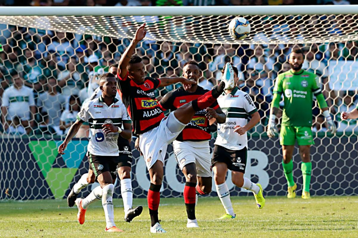 Coritiba e Oeste fizeram um jogo duro no Couto, com poucas chances de gol. Foto: Albari Rosa
