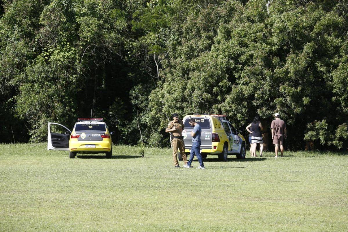 Homem é encontrado morto ao lado de campo de futebol em Curitiba - Tribuna do Paraná