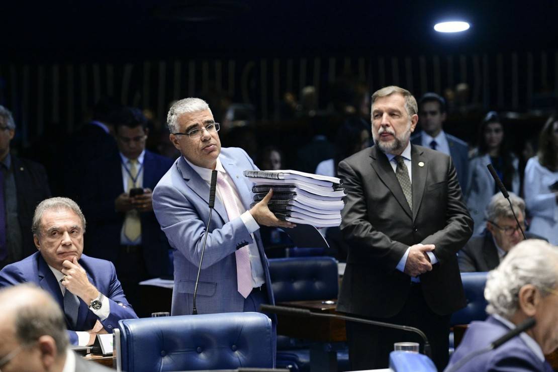 Eduardo Girão (Pode-CE) com os paranaenses Alvaro Dias (Pode); e Flávio Arns (Rede). Foto: Roque de Sá/Agência Senado