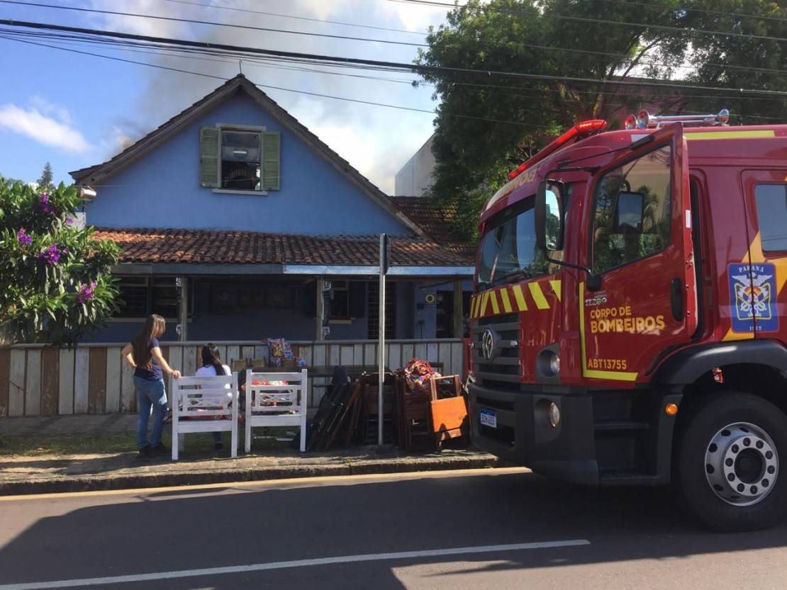 Incêndio destruiu parte da casa onde fica o restaurante no Alto da XV, em Curitiba. Foto: Felipe Rosa/Tribuna do Paraná