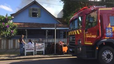Incêndio destruiu parte da casa onde fica o restaurante no Alto da XV, em Curitiba. Foto: Felipe Rosa/Tribuna do Paraná