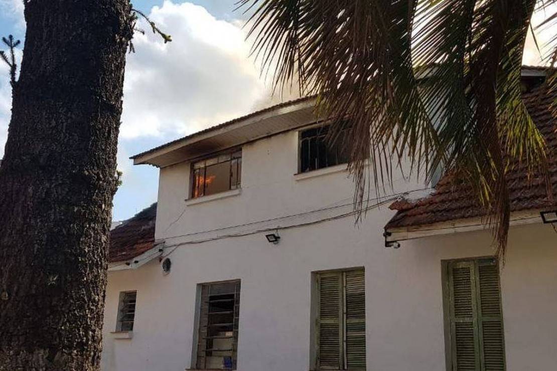 Incêndio destruiu parte da casa onde fica o restaurante no Alto da XV, em Curitiba. Foto: Mellanie Anversa/Gazeta do Povo