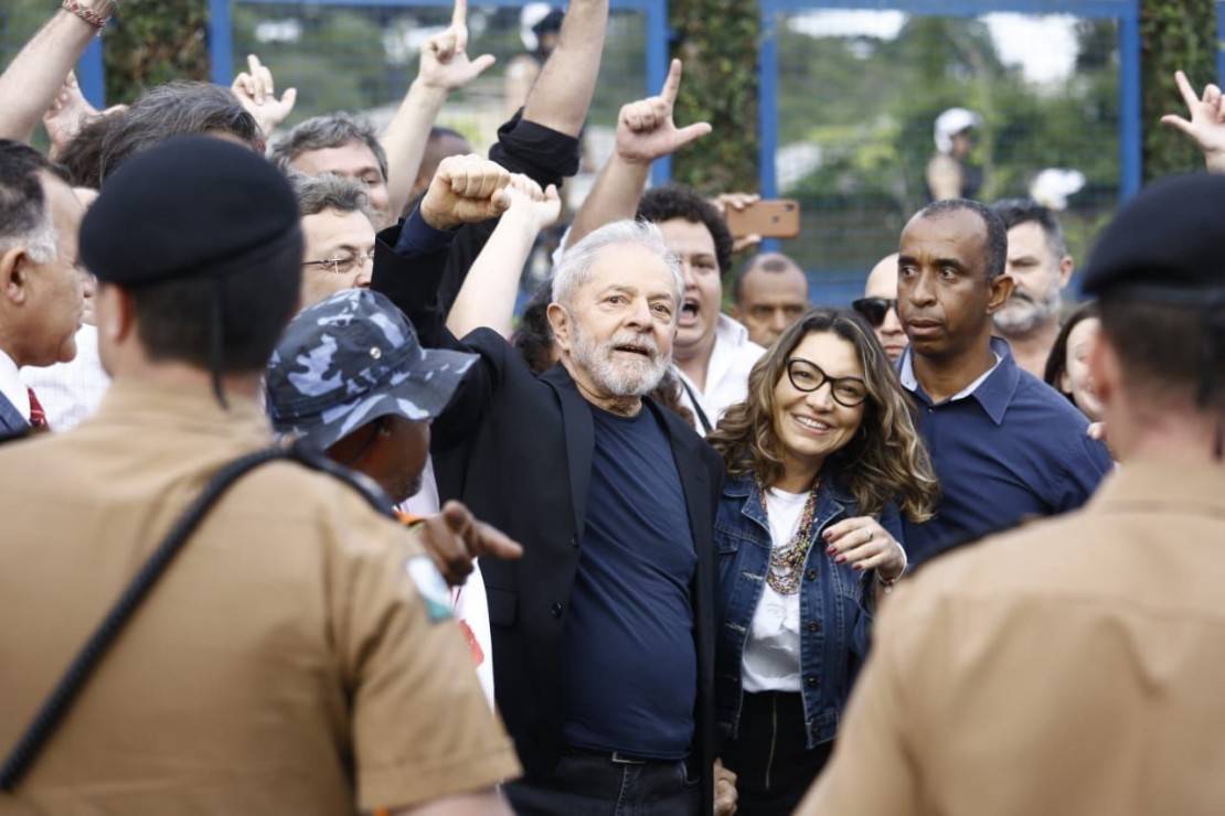 Namorada de Lula esteve o tempo todo ao lado do ex-presidente. Foto: Átila Alberti/Tribuna do Paraná