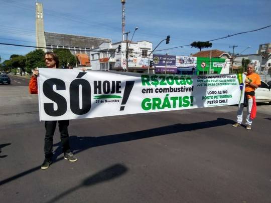Desconto de R$ 20 faz parte do protesto dos petroleiros. Foto: Gerson Klaina / Tribuna do Paraná