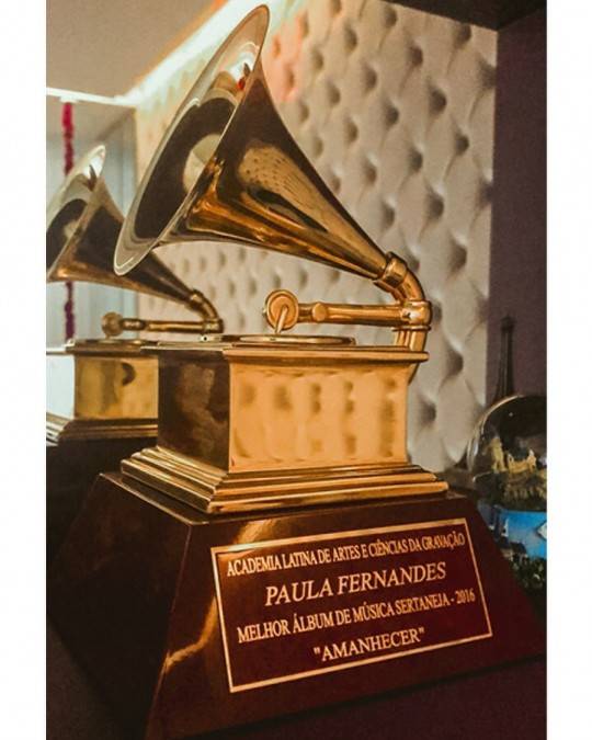 Prêmio que Paula recebeu em 2016 está em seu quarto. Foto: Reprodução/Instagram.