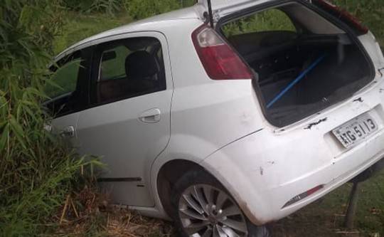 Veículo envolvido na ação foi parar em um barranco! Foto: Divulgação/Polícia Civil.