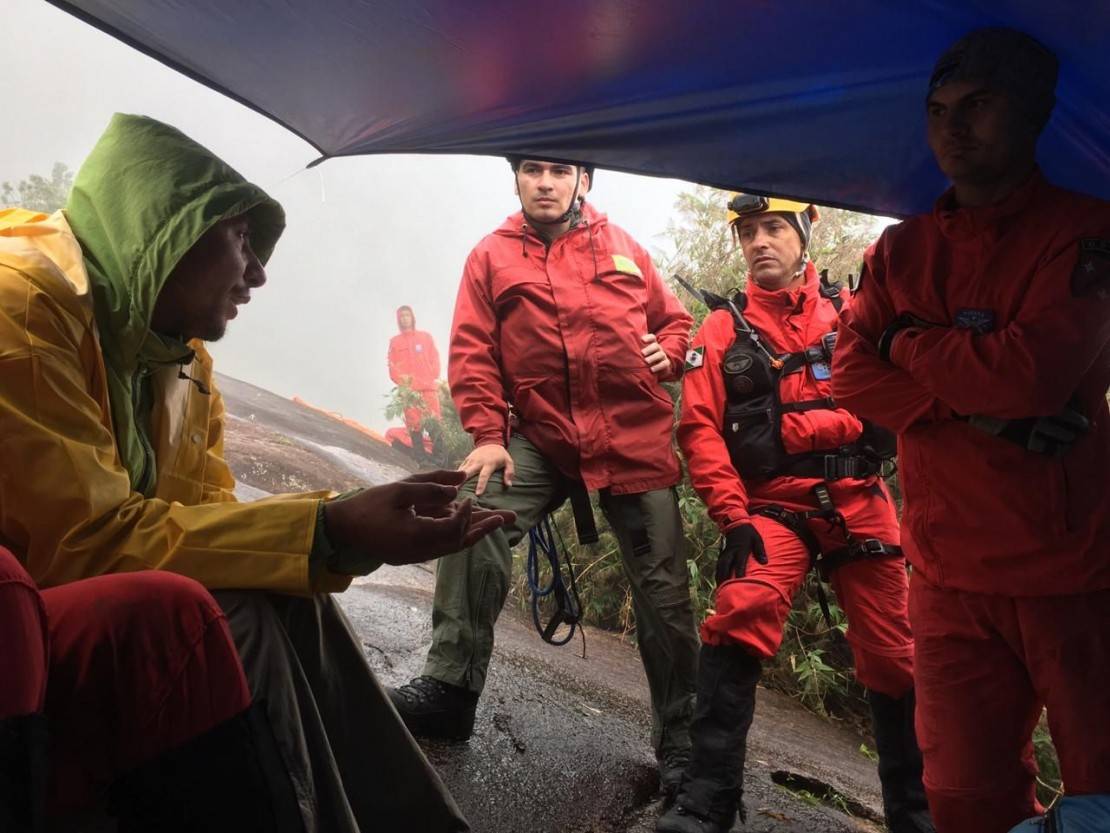 Bombeiros e voluntários montaram um 'acampamento' para ficar com a jovem ferida durante a noite. Foto: Divulgação/BPMOA