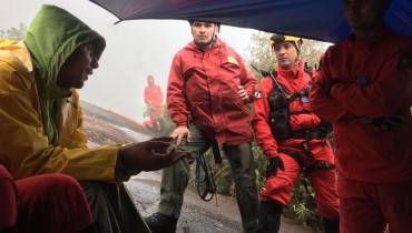 Bombeiros e voluntários montaram um 'acampamento' para ficar com a jovem ferida durante a noite. Foto: Divulgação/BPMOA