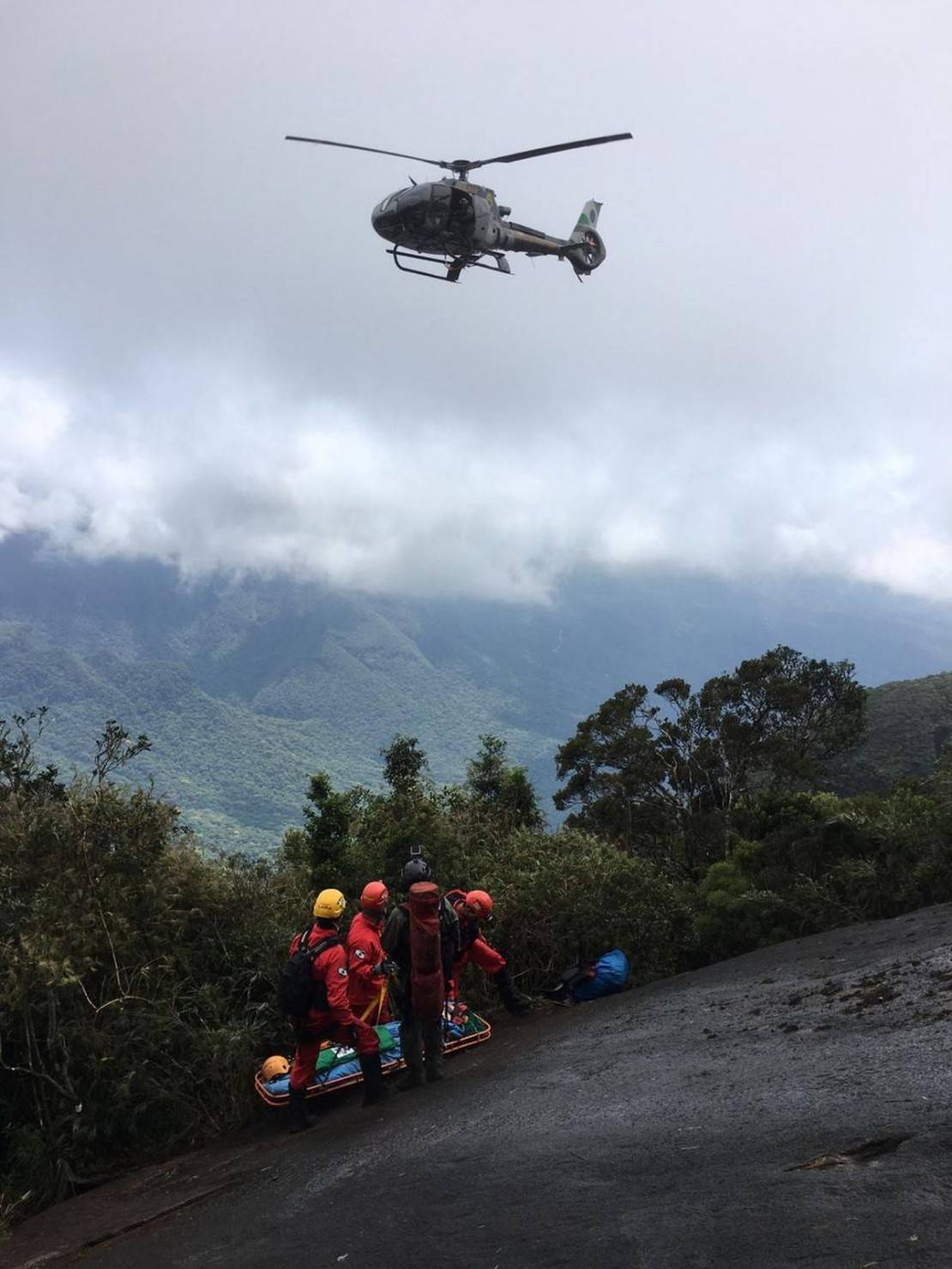 Helicóptero teve dificuldades para conseguir efetivar o resgate devido ao tempo fechado. Foto: Lineu Filho/Tribuna do Paraná