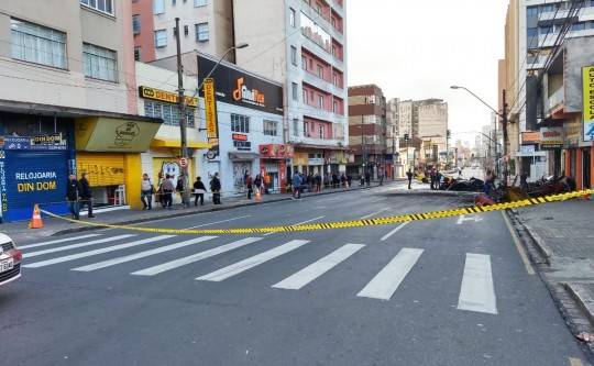 Quadra permaneceu completamente isolada durante o trabalho de rescaldo do Corpo de Bombeiros. Foto: Setran.