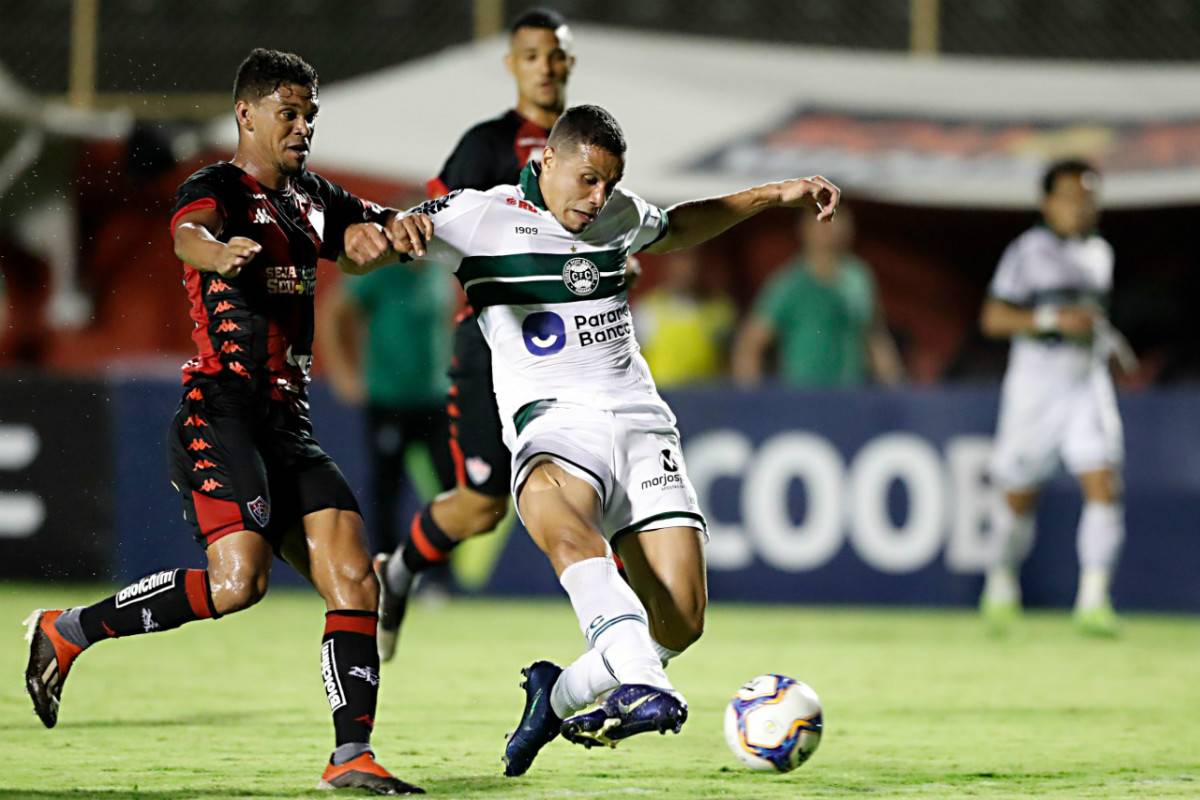 Wanderley marcou os dois gols do Coritiba em Salvador. Atacante mostrou ter estrela. Foto: Albari Rosa