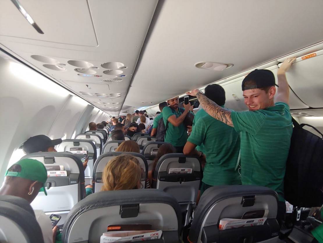 Os jogadores do Coxa descendo do avião. Foto: Daniel Malucelli/Gazeta do Povo