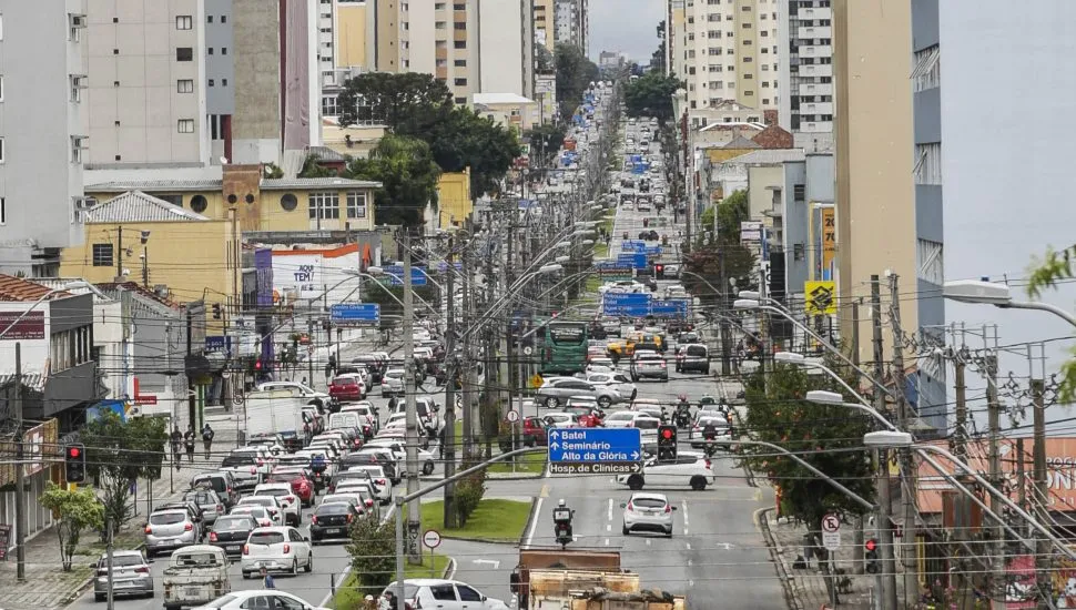 Avenida Visconde de Guarapuava, em Curitiba. Foto: Pedro Ribas/SMCS