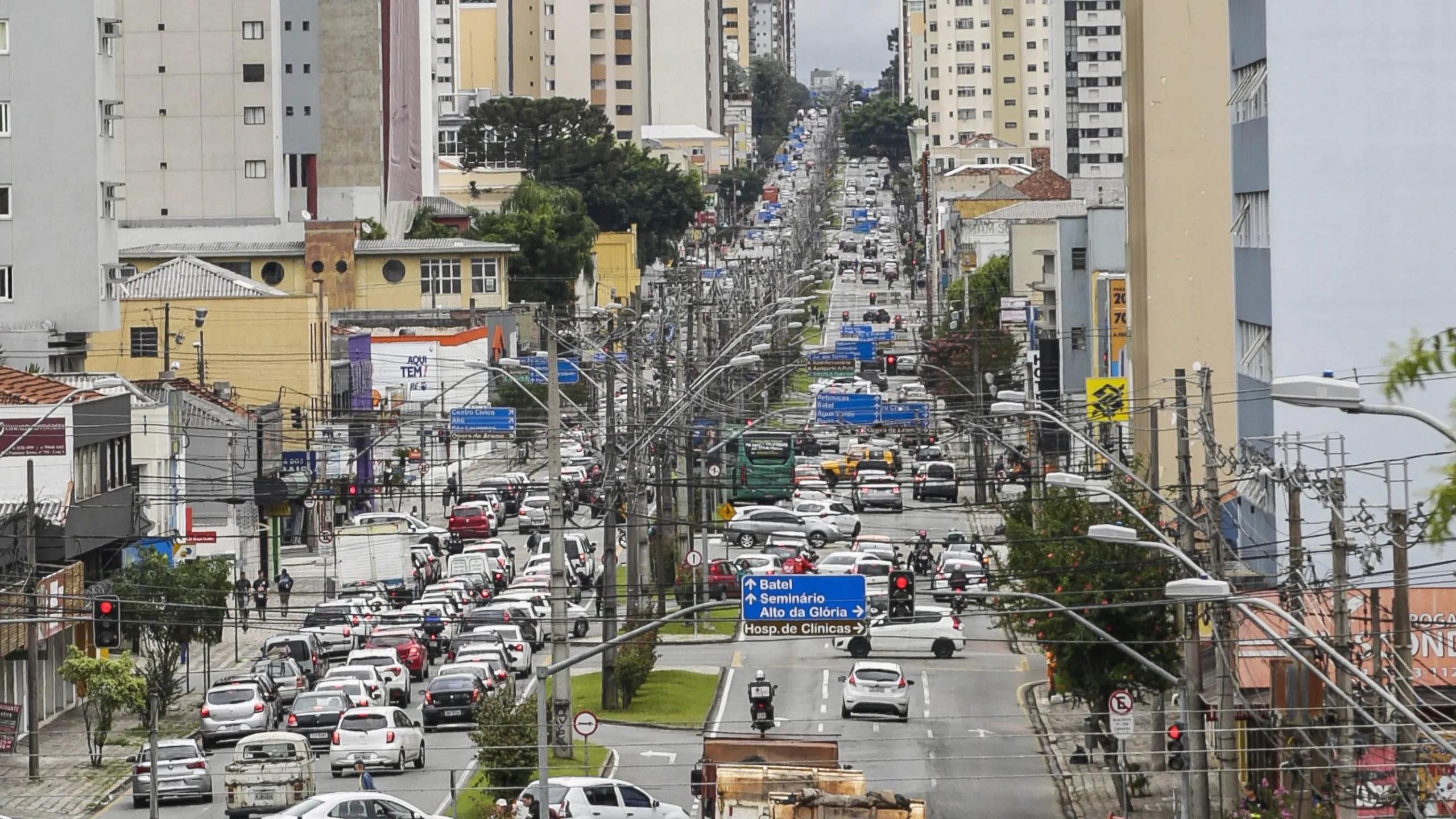 Com dois milhões de veículos, Curitiba tem mais carros do que gente
