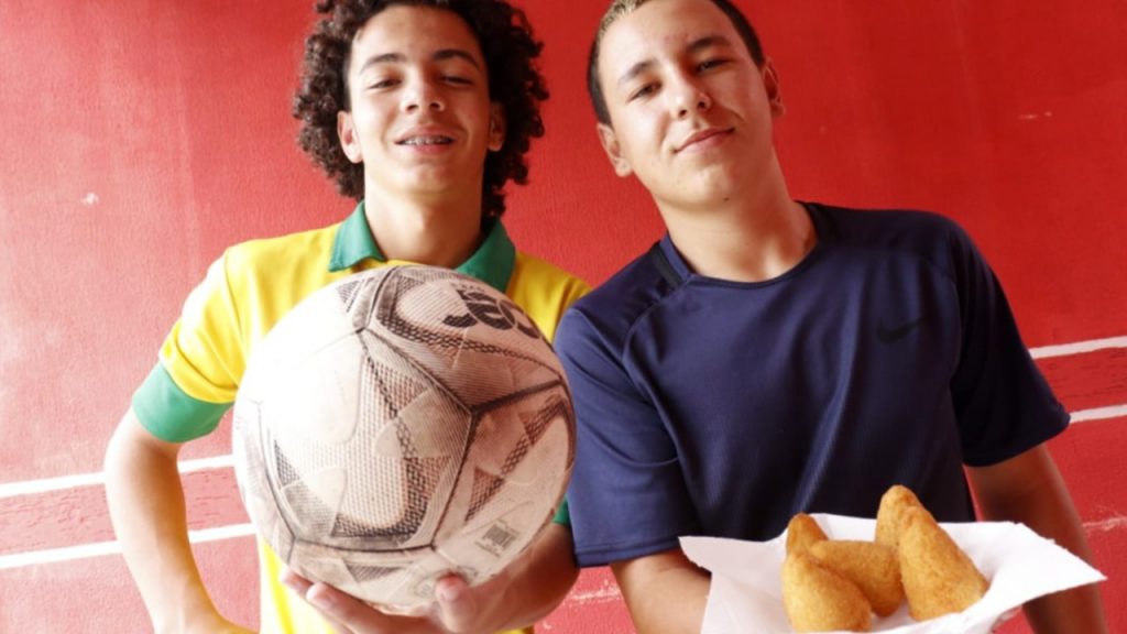 amigos-vendem-coxinha-futebol