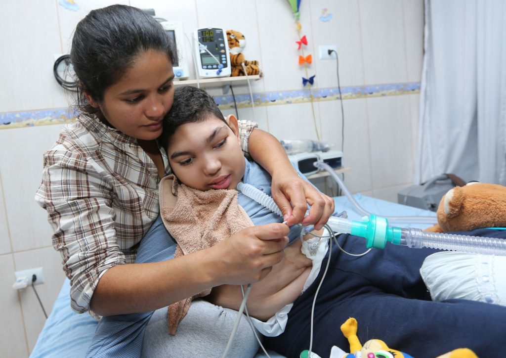 Erick Ismael da Silva e a mãe, Dalvana Correia da Silva. Família precisa muito de ajuda.