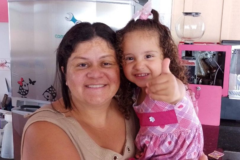 A pequena Bárbara Antunes foi diagnosticada com uma doença rara chamada Trombose na Veia Porta e precisa com urgência fazer a cirurgia.