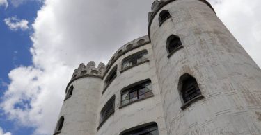 Edifício El Cashbah chama atenção em Curitiba. Já pensou em morar em um castelo estilo marroquino?