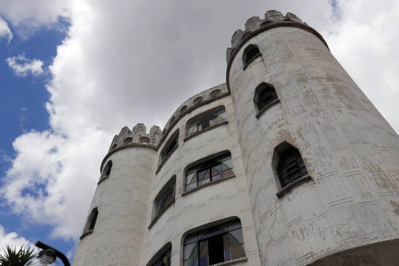 Edifício El Cashbah chama atenção em Curitiba. Já pensou em morar em um castelo estilo marroquino?