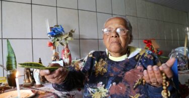 Nely Borges, de 84 anos, continua atendendo em sua casa.