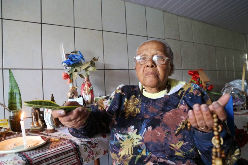 Nely Borges, de 84 anos, continua atendendo em sua casa.