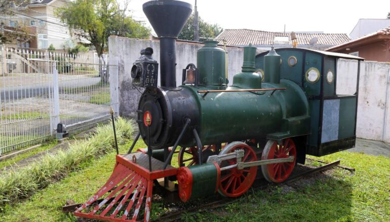 Locomotiva no jardim em Curitiba 