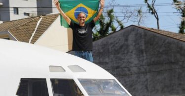 Há mais de um ano, Raphael Silva Salvador dos Santos, o "Kone", tem no terreno de casa um simulador de voo.
