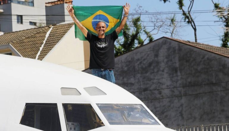 Há mais de um ano, Raphael Silva Salvador dos Santos, o "Kone", tem no terreno de casa um simulador de voo.