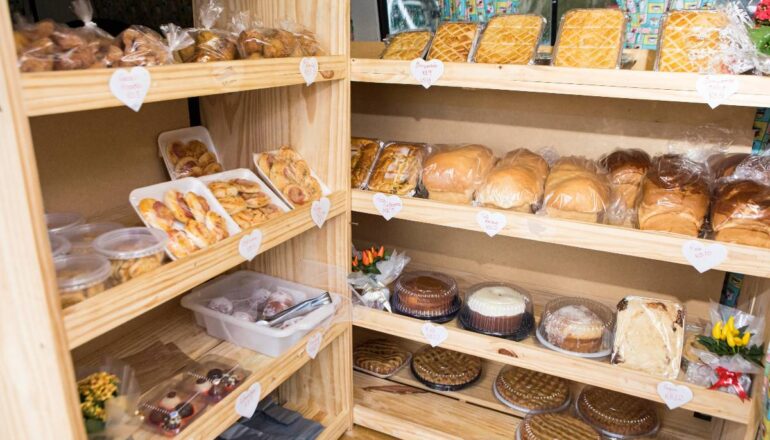 Imagem mostra os produtos que o casal vende na Kombi transformada em padaria móvel.