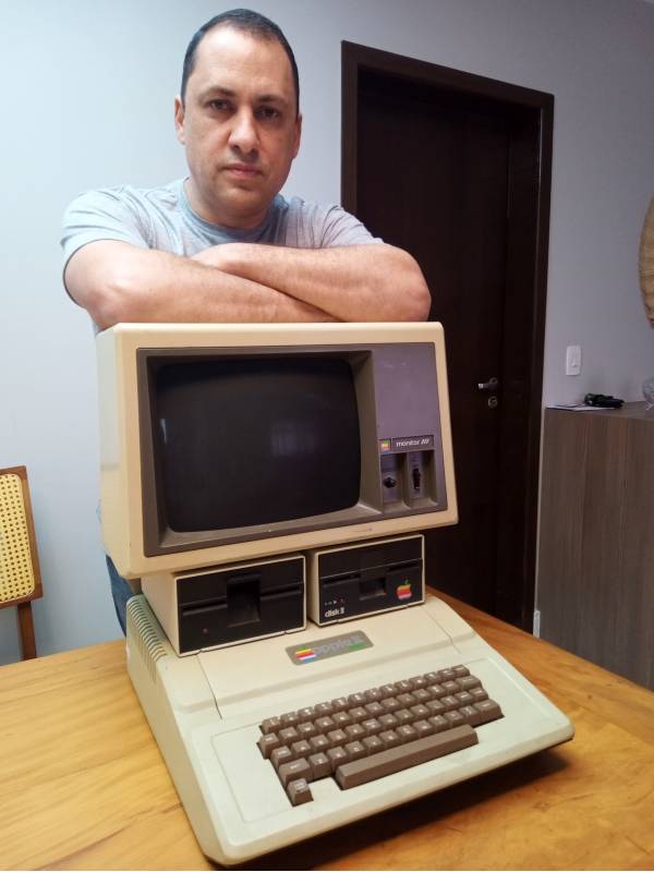 Imagem mostra um Apple II Plus fabricado em 1979  e item da coleção da Apple de um curitibano.