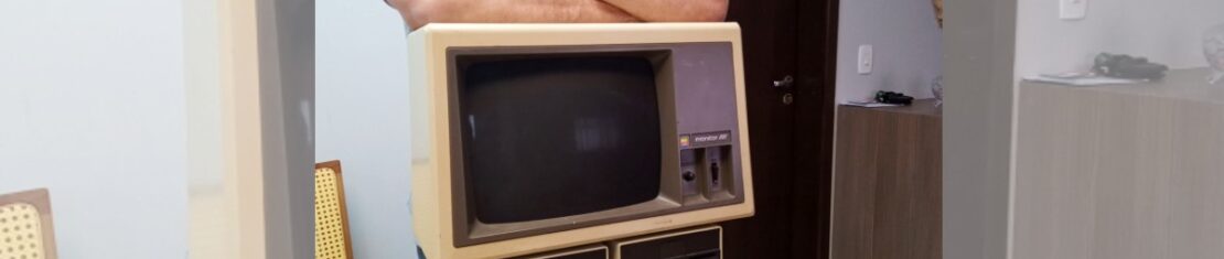 Imagem mostra Cristian, um colecionador da Apple de Curitiba.