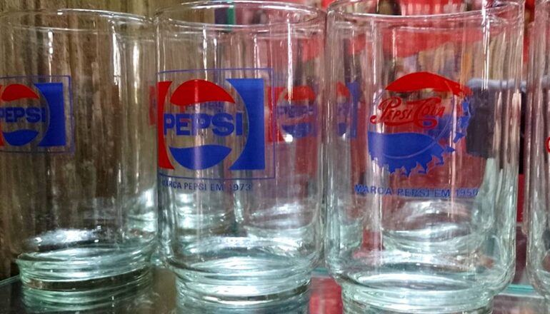 Imagem mostra coleção de copos da Pepsi