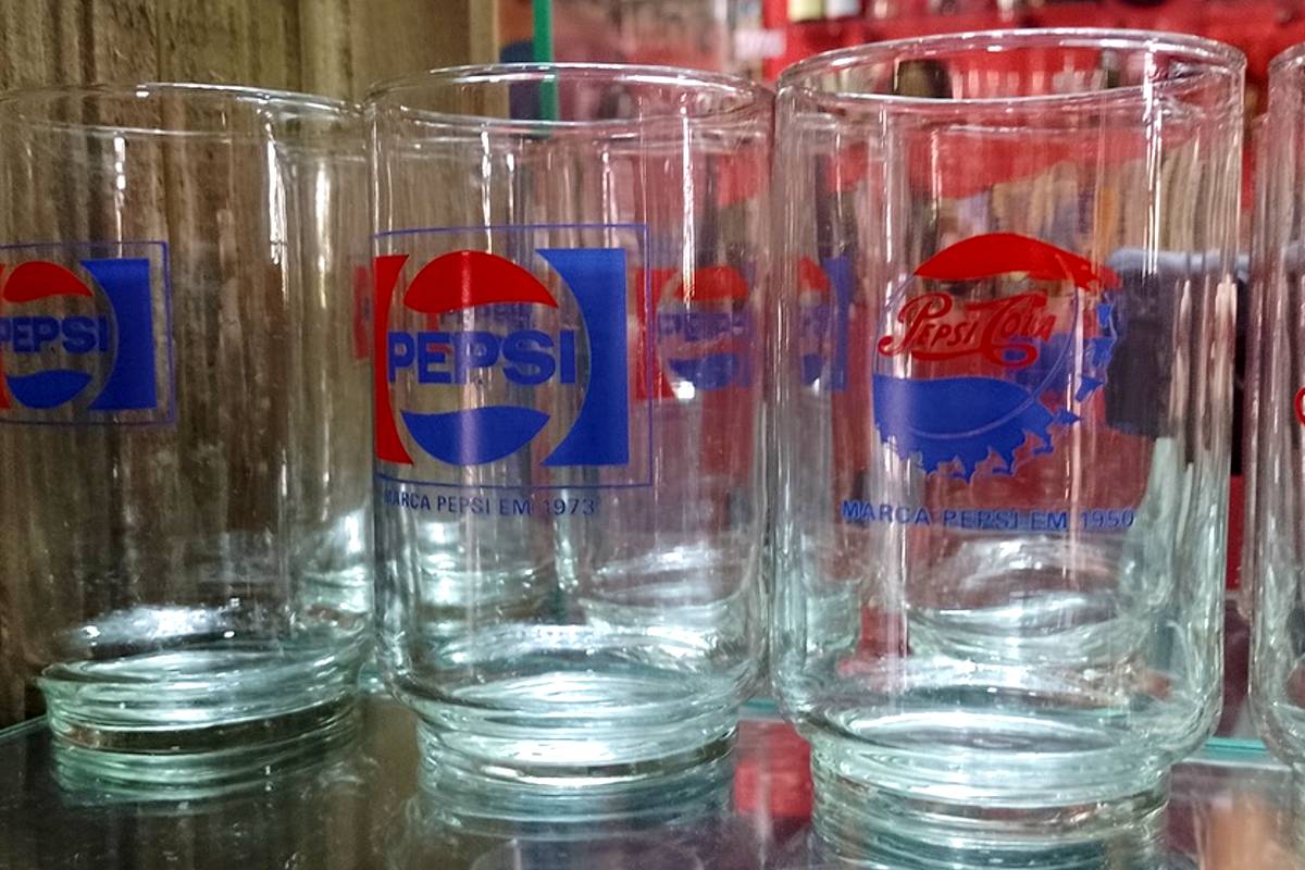 Imagem mostra coleção de copos da Pepsi