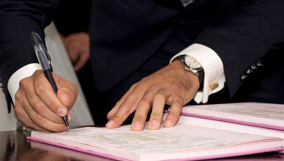 Salário de R$ 15 mil, carro, apartamento e mais regalias sem ser político?