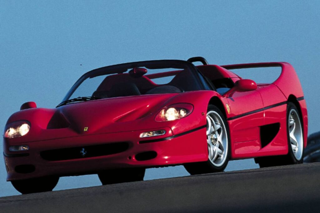 Imagem mostra uma Ferrari F50 em uma pista de corrida.