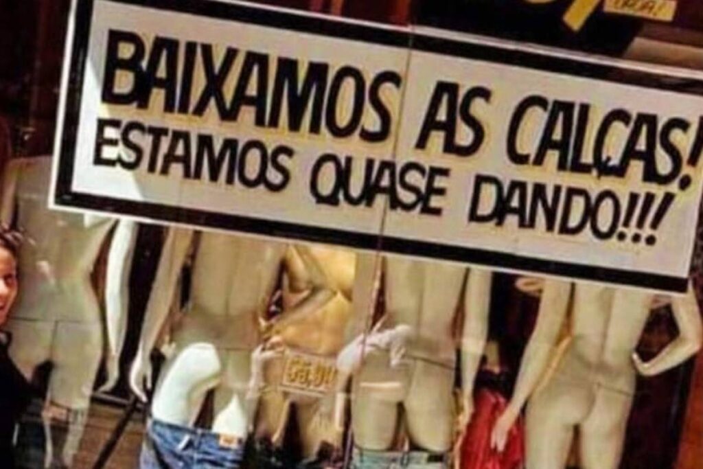 Imagem mostra uma promoção com queda de preço em uma loja que diz o seguinte: baixamos as calças, estamos quase dando.