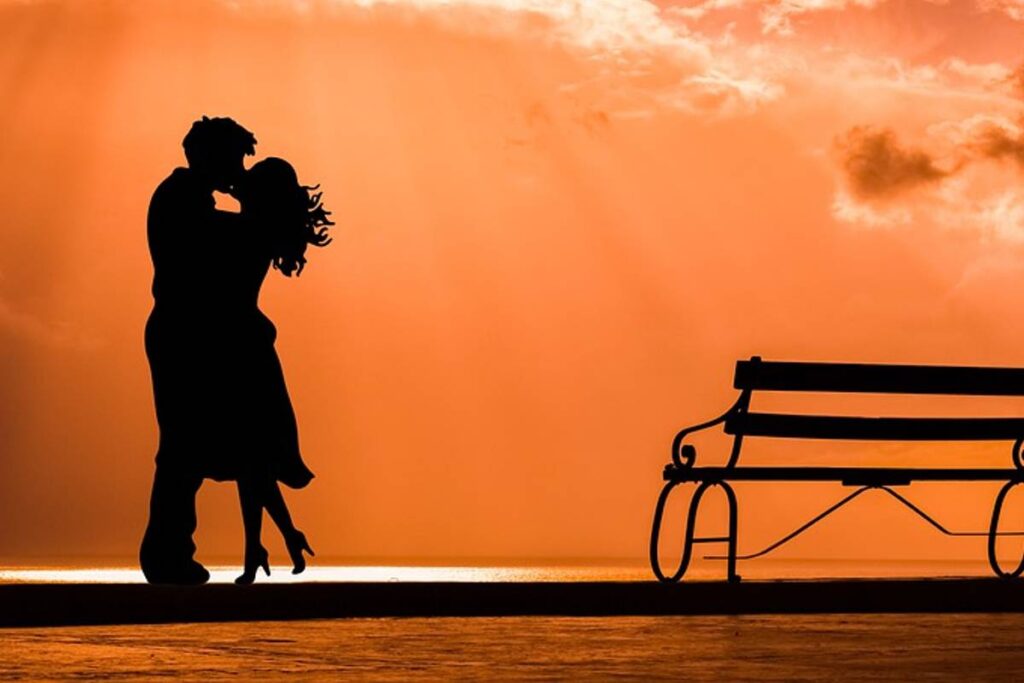 Imagem mostra um casal apaixonado em um local lindo