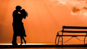 Imagem mostra um casal apaixonado em um local lindo